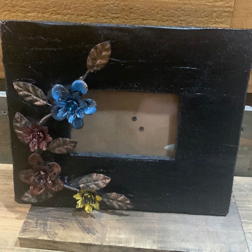 Glittery flower wood picture frame w/ metal accent flowers